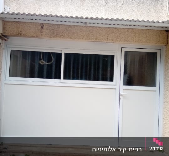 דלת וחלון אלומיניום לבנים עם זכוכית